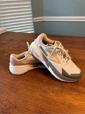 Brooks Catamount 4 Women's Sz 7.5 Trail Running Shoes Coconut Milk Almond Peach